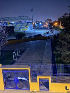 puste boisko do koszykówki z parkingiem w nocy w obiekcie Millennium Hotel w mieście San Vicente de Cañete