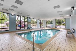 a swimming pool with windows in a building at Comfort Inn, Cleveland South - Richfield in Richfield