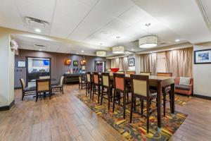 un comedor con una mesa larga y sillas en Comfort Inn, Cleveland South - Richfield, en Richfield