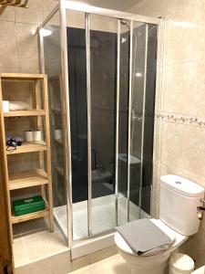 uma casa de banho com um chuveiro e um WC. em Lisbon T2 apartment in typical villa in Sapadores Lisbon em Lisboa