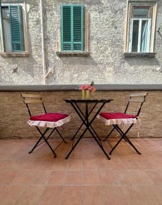 ナポリにあるA casa e Matildeのテーブルと椅子2脚