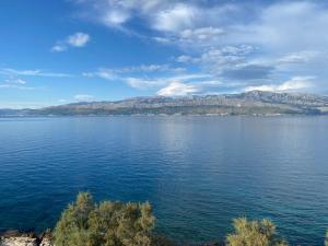 a large body of water with mountains in the background at Apartmenthaus Punta **** in Splitska