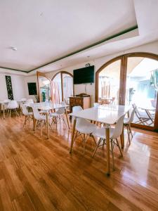 un groupe de tables et de chaises dans une pièce dans l'établissement Hotel Puerto Chinchorro, à Arica