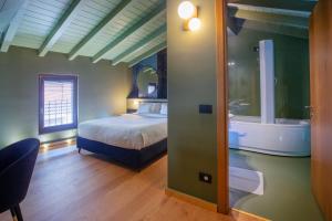 um quarto com uma cama e uma banheira em Albergo La Braseria em Osio Sotto