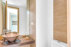 Un baño con un lavabo y un espejo. en Ribera del Marlin Atico/Penthouse, en Sotogrande 10 fotos más