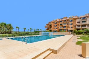 una piscina frente a un edificio de apartamentos en Ribera del Marlin Atico/Penthouse, en Sotogrande