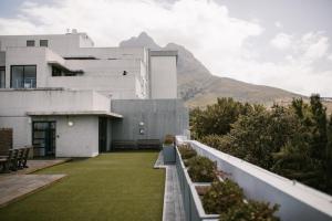 uma vista para um edifício com montanhas ao fundo em CampusKey Cape Town na Cidade do Cabo