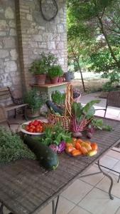 una mesa llena de verduras en un patio en Camere La Rugiada, en Rivotorto