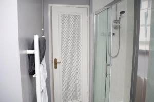 baño con ducha y puerta de cristal en Superb 3 Bedroom flat in Stafford en Stafford