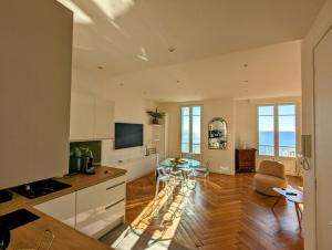 ein Wohnzimmer mit einer Küche und einem Esszimmer in der Unterkunft Happyfew Palazzo del sol in Nizza