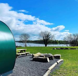 En trädgård utanför Further Space at Carrickreagh Bay Luxury Glamping Pods, Lough Erne