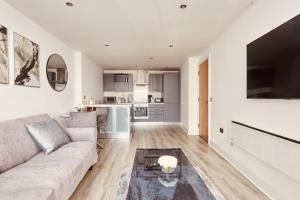 Η κουζίνα ή μικρή κουζίνα στο Deluxe River Canal View & Free Secure Parking!