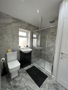 a bathroom with a toilet and a shower and a sink at Modern 3-bed stay-away-home sleeps 6 nr Manchester in Manchester
