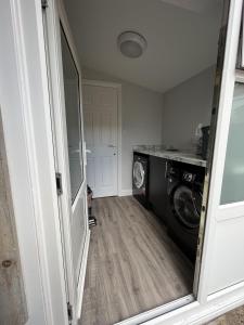 eine Waschküche mit Waschmaschine und Trockner in der Unterkunft Modern 3-bed stay-away-home sleeps 6 nr Manchester in Manchester