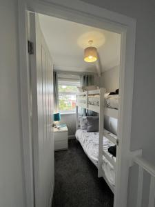 1 dormitorio con 2 literas y ventana en Modern 3-bed stay-away-home sleeps 6 nr Manchester, en Mánchester