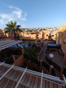 ariaal uitzicht op een resort met een zwembad en gebouwen bij Chalet Adosado en Rincón in Rincón de la Victoria