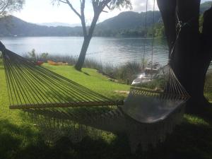 un hamac suspendu à un arbre à côté d'un lac dans l'établissement Villa Santa Maria, à Santa María del Oro