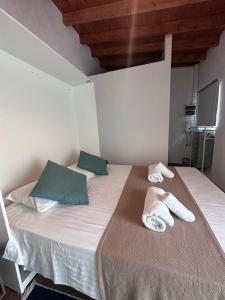 Postel nebo postele na pokoji v ubytování Kallithea INN