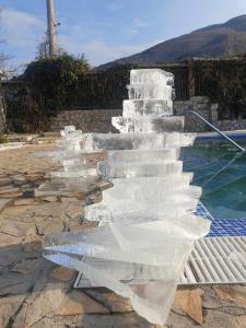 - un escalier de glace à côté de la piscine dans l'établissement Holiday House Kubrat, à Sapareva Banya