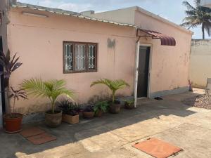 uma casa com vasos de plantas em frente em Aeropark Residencial(1) em Maputo