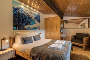 - une chambre avec un lit et une chaise dans l'établissement Apartment Les Nantillons - Alpes Travel - Central Chamonix (sleeps 6-8), à Chamonix-Mont-Blanc
