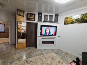 sala de estar con TV en la pared en Luxury Flat Nicol en Valea Adîncă
