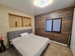 una camera con letto e finestra di Luxury Flat Nicol a Valea Adîncă