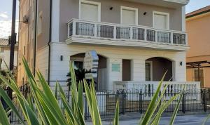 ein Haus mit Balkon darüber in der Unterkunft Residenza Mediterranea Apartments in Rimini