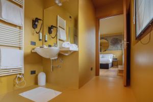 ein Badezimmer mit Waschbecken und Spiegel in der Unterkunft Albergo La Braseria in Osio Sotto + 74 Fotos
