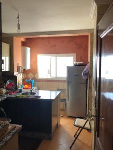 een keuken met een koelkast en een aanrecht bij Puesta Del Sol in Asilah