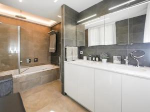 Koupelna v ubytování MyBlueVista LUXURY SEA VIEW PRIVATE VILLA CAP D AIL 200M MONACO