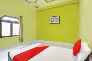 Posteľ alebo postele v izbe v ubytovaní OYO Flagship 81180 Hotel Maa Pitambara