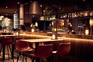 Lounge nebo bar v ubytování Van der Valk Hotel Leeuwarden