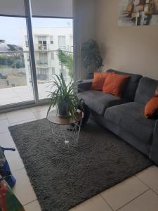 a living room with a couch and a table at Acogedor Departamento en El Tabo in El Tabo
