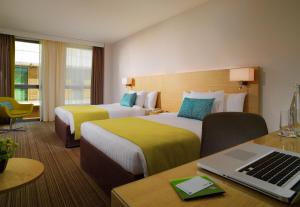 Postel nebo postele na pokoji v ubytování Courtyard by Marriott Montpellier