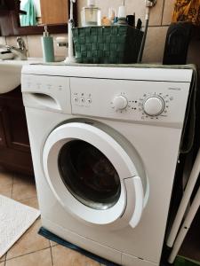 サン・レオーネにあるcasa Rituzzaの- シンク横のキッチンにある白い洗濯機