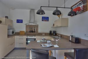 Η κουζίνα ή μικρή κουζίνα στο Appart de la Ferronnerie Séjour Féérique