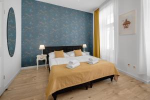 ein Schlafzimmer mit einem Bett mit zwei Handtüchern darauf in der Unterkunft Garni Hotel VIRGO in Bratislava