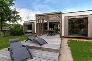 una casa con 2 sillas y una mesa en una terraza en De Witte Bergvliet, en Oosterhout