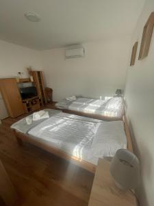 Uma cama ou camas num quarto em Temački konaci
