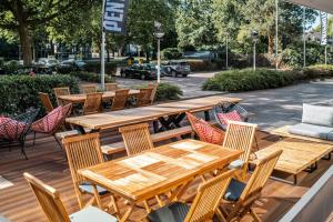 una mesa de madera y sillas en una terraza en Pentahotel Bremen en Bremen