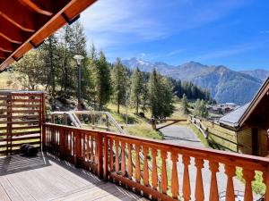 balcón con vistas al río y a las montañas en Chalet Schuss, en Landry