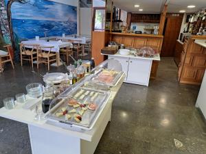米里纳Hotel Astron的一间提供自助餐的餐厅,餐桌上供应食物