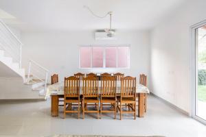 a dining room with a table and chairs at Casa Alto Padrão Piscina Aquecida e Sauna in Bertioga