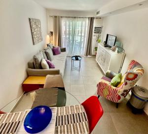 un soggiorno con divano e sedie di Tutti Frutti by Lovely Property a Corralejo