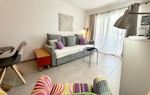 salon z kanapą i fioletowymi poduszkami w obiekcie Tutti Frutti con Piscina, Terraza soleada privada, primera planta y Wi-FI w Corralejo