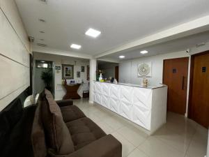 a living room with a couch and a bar at Hospedagem BRASILIANAS in Brasilia