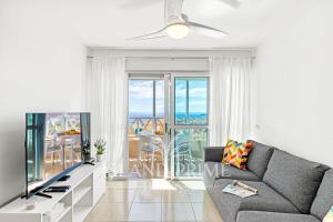 uma sala de estar com um sofá e uma televisão em Breathtaking Panoramic Views in Golf del Sur em San Miguel de Abona