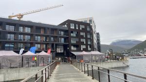 un edificio con tiendas de campaña junto a una masa de agua en Nice apartment near to city center of Tromso, en Tromsø