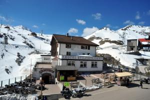 un hôtel situé sur le flanc d'une montagne enneigée dans l'établissement Hotel Passo Stelvio, à Col du Stelvio